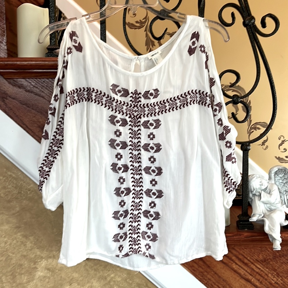 Forever 21 Cold Shoulder Aztec Print 3/4 Sleeve Top With Key Hole Detail On Back